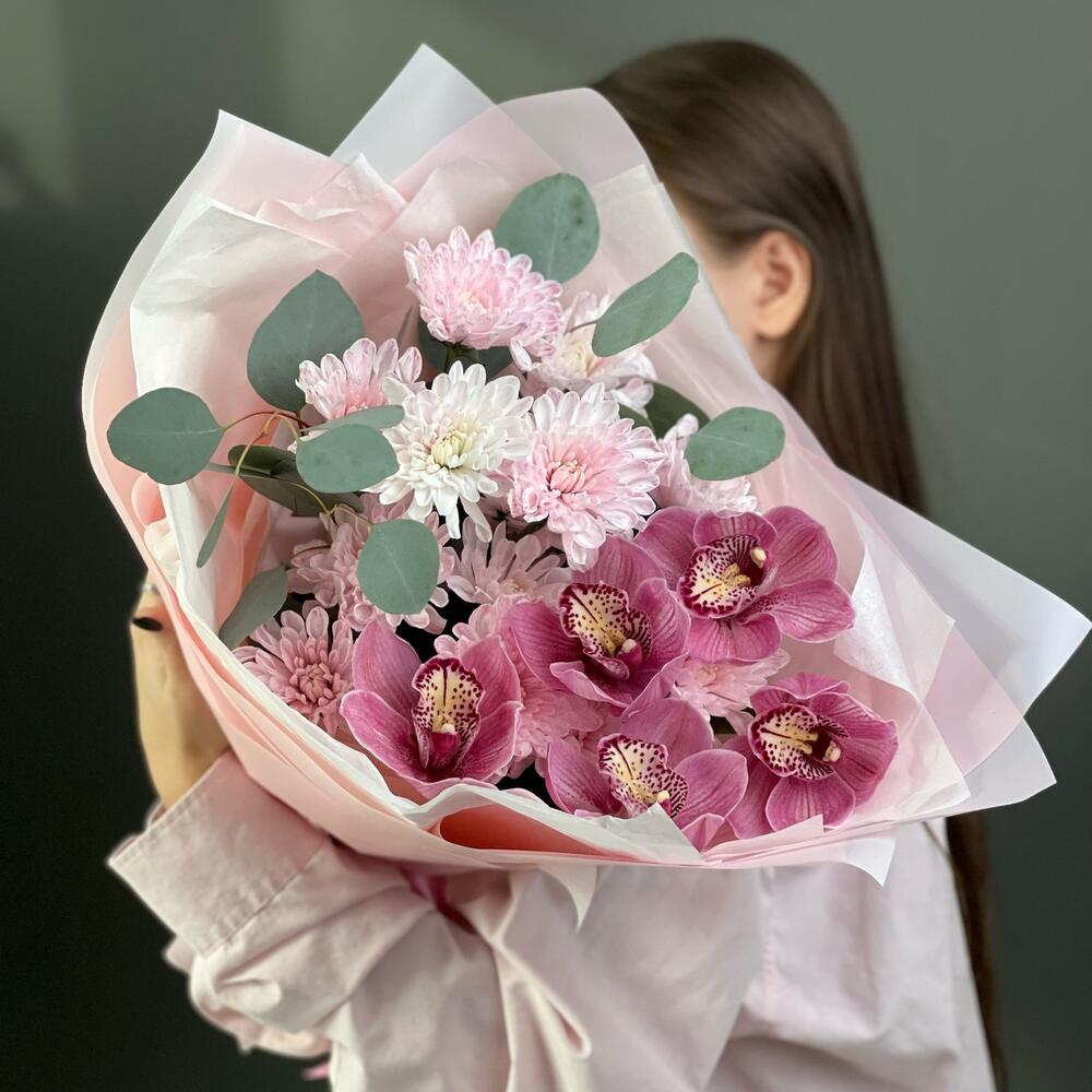 https://content2.flowwow-images.com/data/flowers/1000x1000/11/1676197341_97810111.jpg